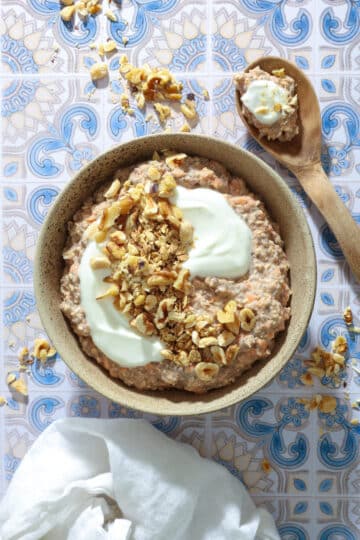 Overnight oats a la gulerodskage – Nem køleskabsgrød med gulerod