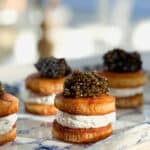 Blinis a la macarons med caviar og pisket creme fraiche