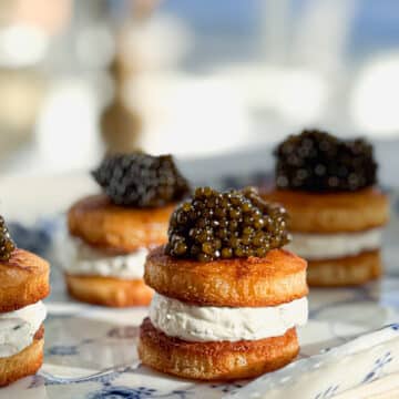 Blinis a la macarons med caviar og pisket creme fraiche