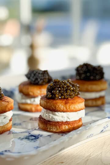 Blinis a la macarons med caviar og pisket creme fraiche