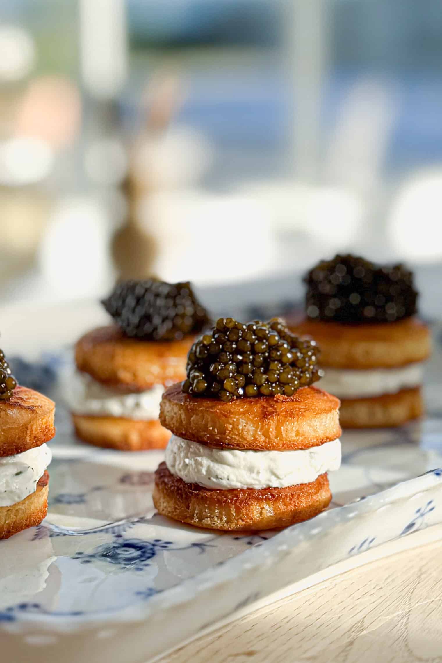 Blinis a la macarons med caviar og pisket creme fraiche