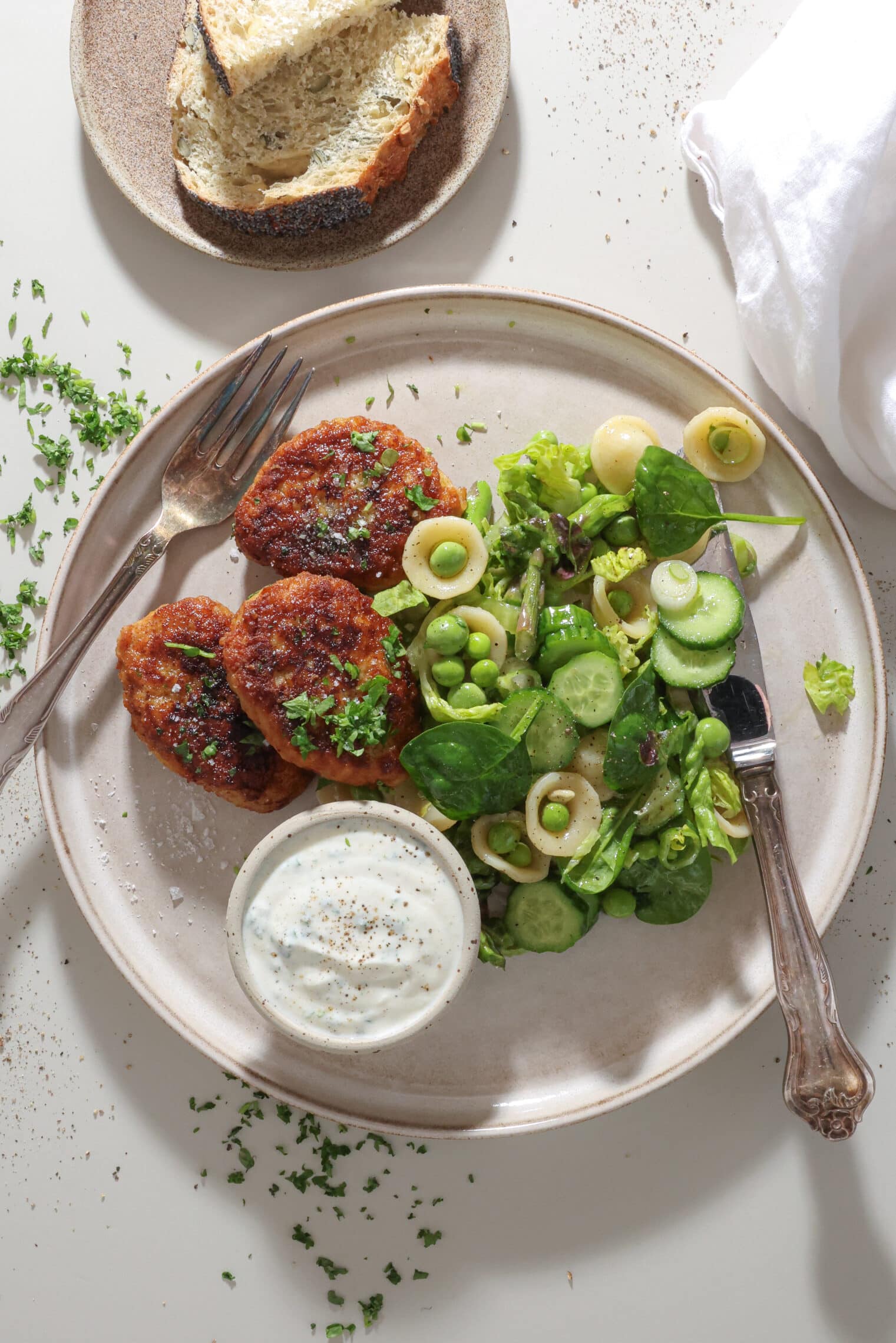 Kyllingefrikadeller med grøn pastasalat og urtedressing