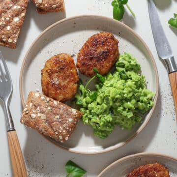 Kyllingefrikadeller med green goddess salat - Nem aftensmad