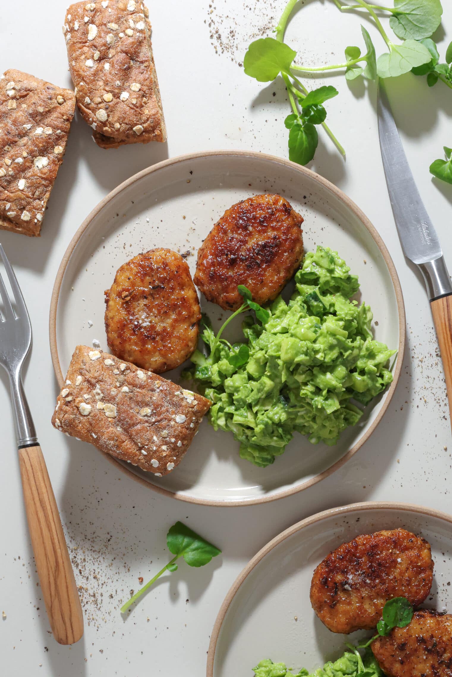 Kyllingefrikadeller med green goddess salat - Nem aftensmad