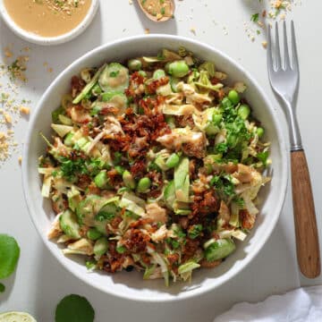 Rissalat med sprøde ris, kylling og cremet peanutdressing