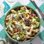 Rissalat med sprøde ris, cajun kylling og ranch dressing