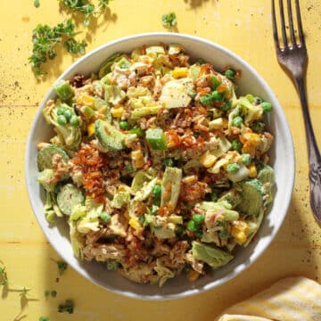 Rissalat med sprøde ris, cajun kylling og karrydressing