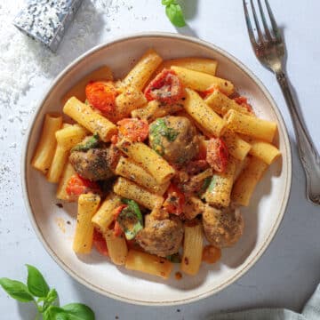 Pasta med kødboller, friske tomater og fløde – Cremet pastaret