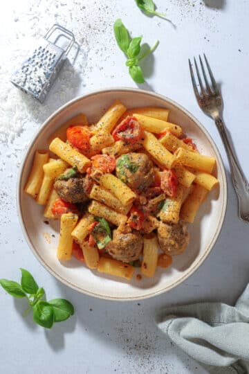 Pasta med kødboller, friske tomater og fløde – Cremet pastaret