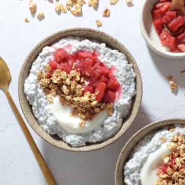 Chiagrød med koldskål og rabarberkompot – Nem og sommerlig morgenmad