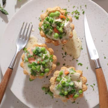 Tarteletter med sommerfrikassé – Nem og klassisk sommerret