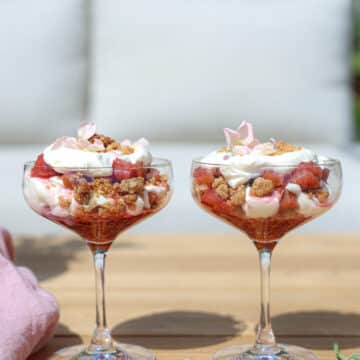 Trifli med rabarber og crumble – Nem sommerdessert med mascarpone
