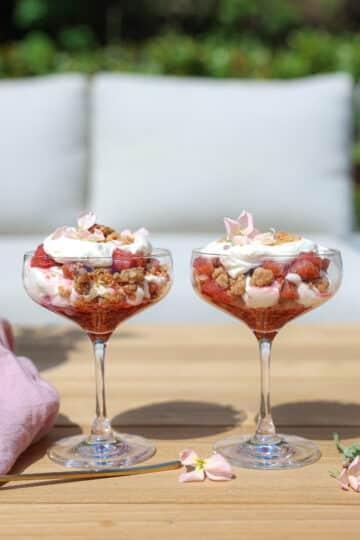 Trifli med rabarber og crumble – Nem sommerdessert med mascarpone