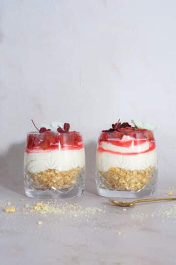 Cheesecake med rabarber - Nem dessert med rabarberkompot