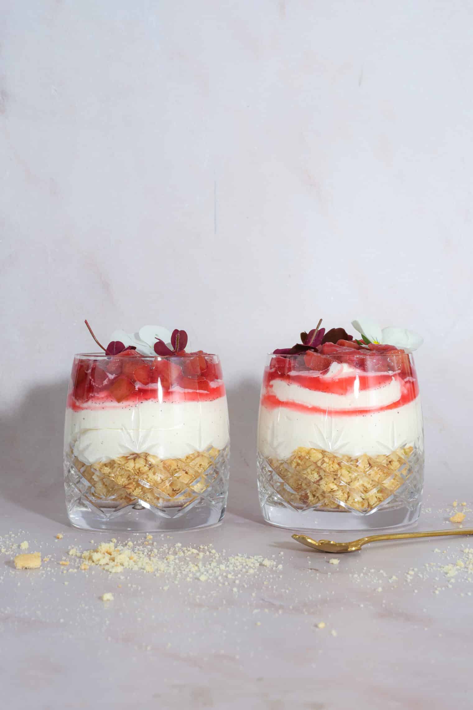 Cheesecake med rabarber - Nem dessert med rabarberkompot