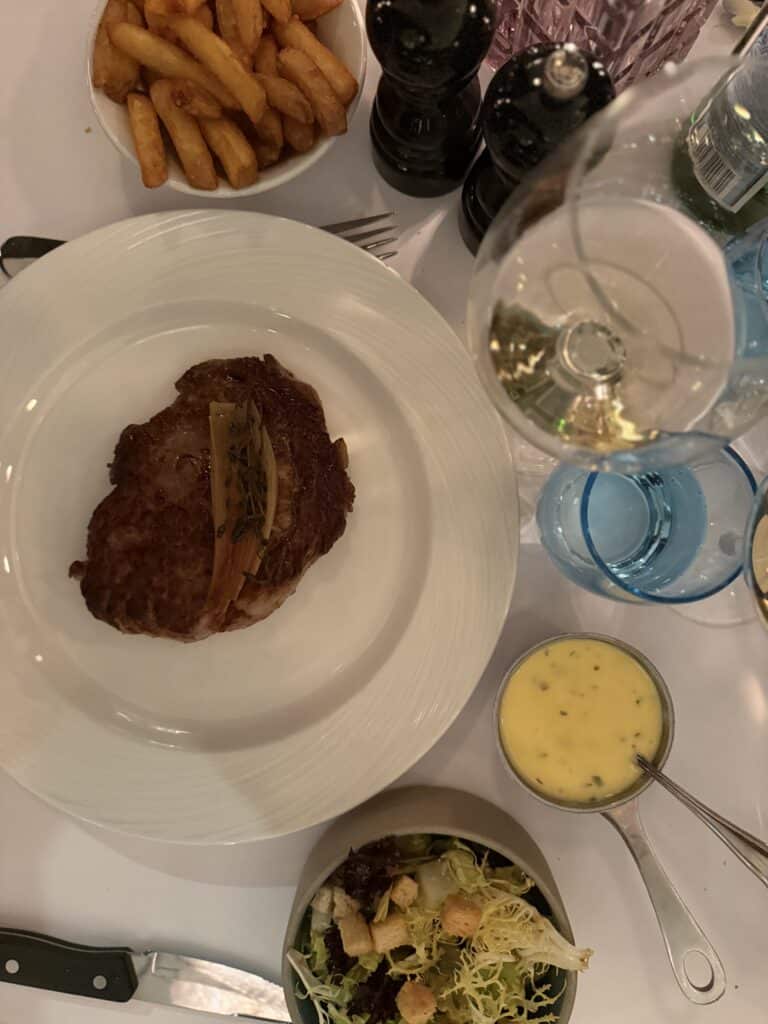 Rosé Rosé anmeldelse – fransk bistro i Hellerup med cocktails og stemning. Tyndt skåret bøf med grøntsager og saucer, serveret med pomfritter.
