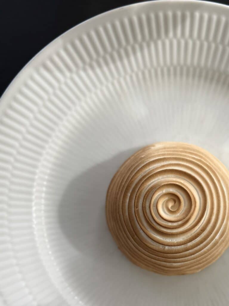 Restaurant Sletten anmeldelse – den bedste restaurant i Nordsjælland. Elegant dessert med gylden spiralmønster.