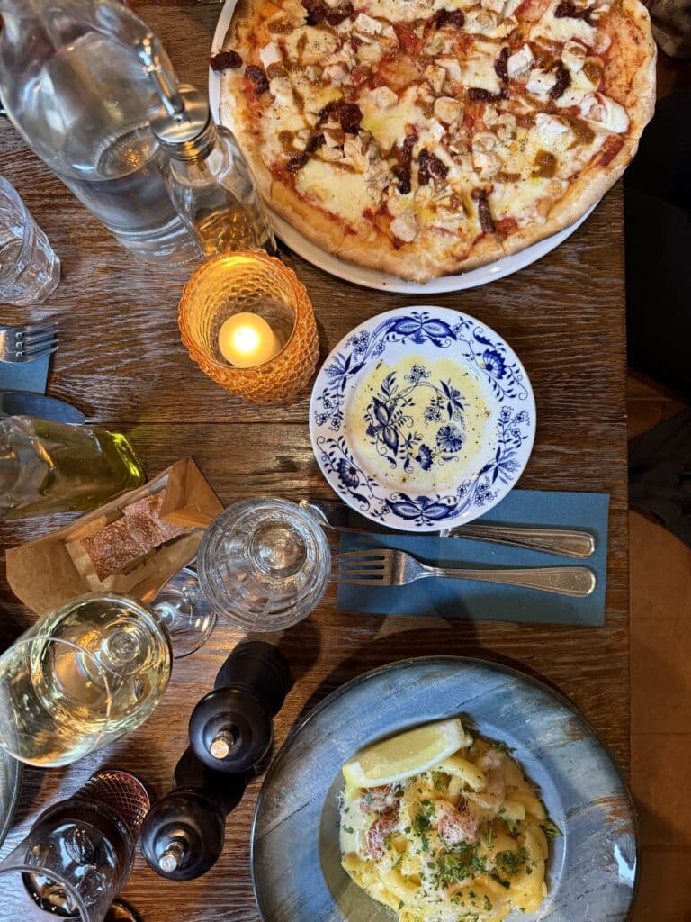 Paolo’s Helsingborg anmeldelse – italiensk restaurant ved Elite Hotels: Farverig pizza og pastaret på bordet.
