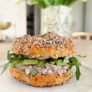 Proteinbagels med sundere tunsalat og avocado - Sund opskrift