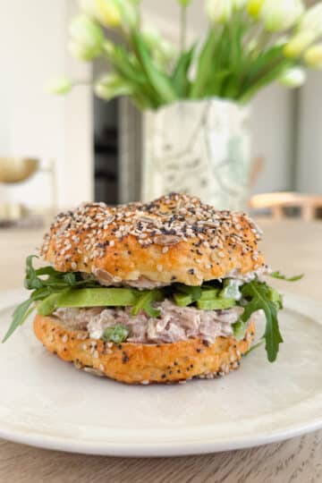 Proteinbagels med sundere tunsalat og avocado - Sund opskrift
