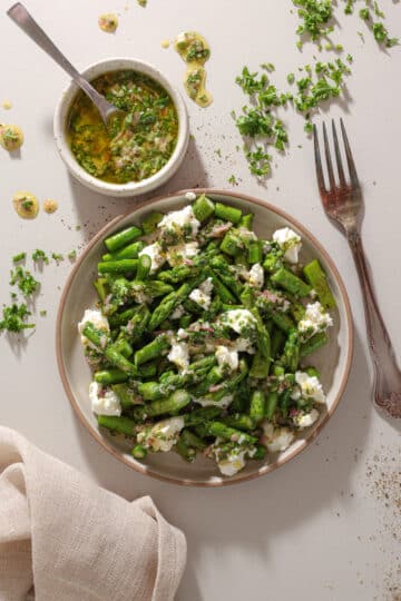 Grillede asparges med feta og vinaigrette – Nem aspargessalat