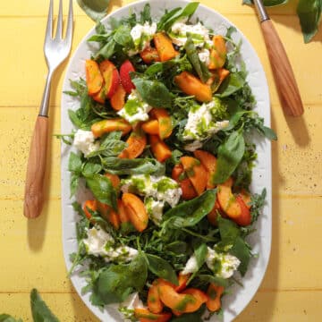 Salat med abrikoser, mozzarella og pesto – Nem sommersalat