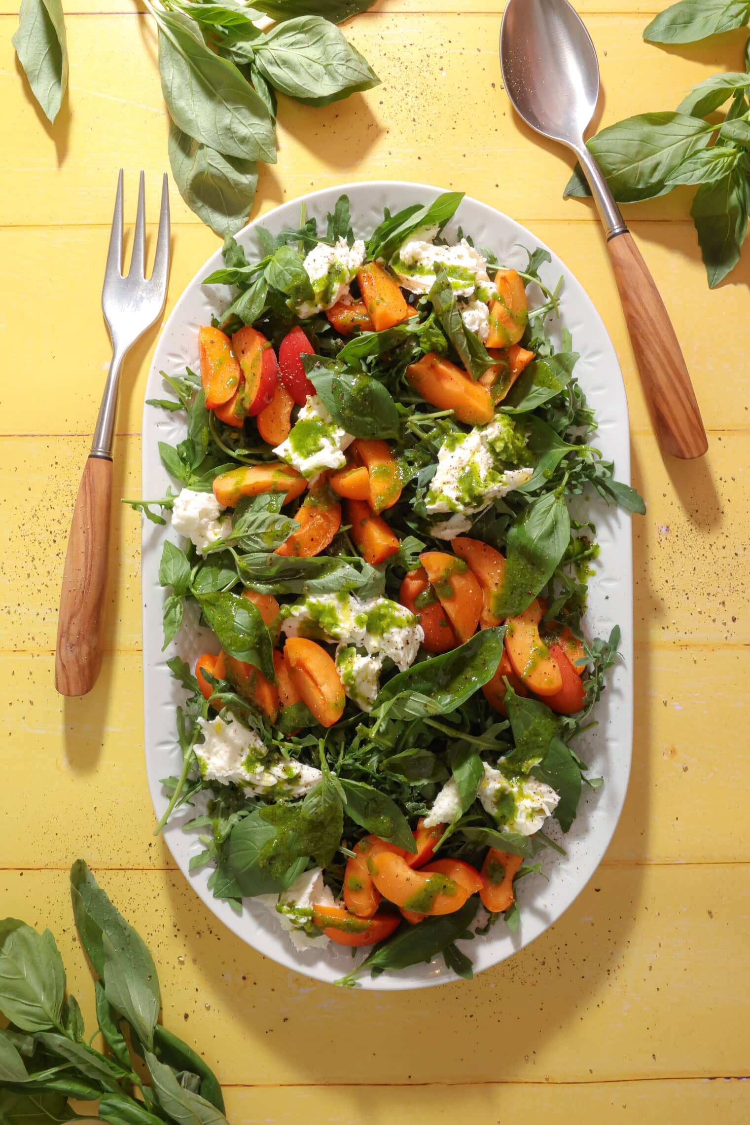 Salat med abrikoser, mozzarella og pesto – Nem sommersalat