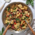 Sommerpasta med kålpølser, tomater og squash - Pasta med pølser
