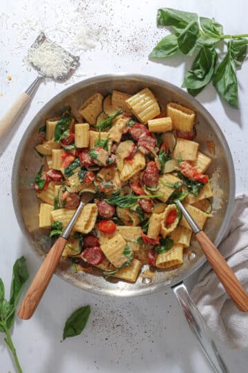 Sommerpasta med kålpølser, tomater og squash - Pasta med pølser