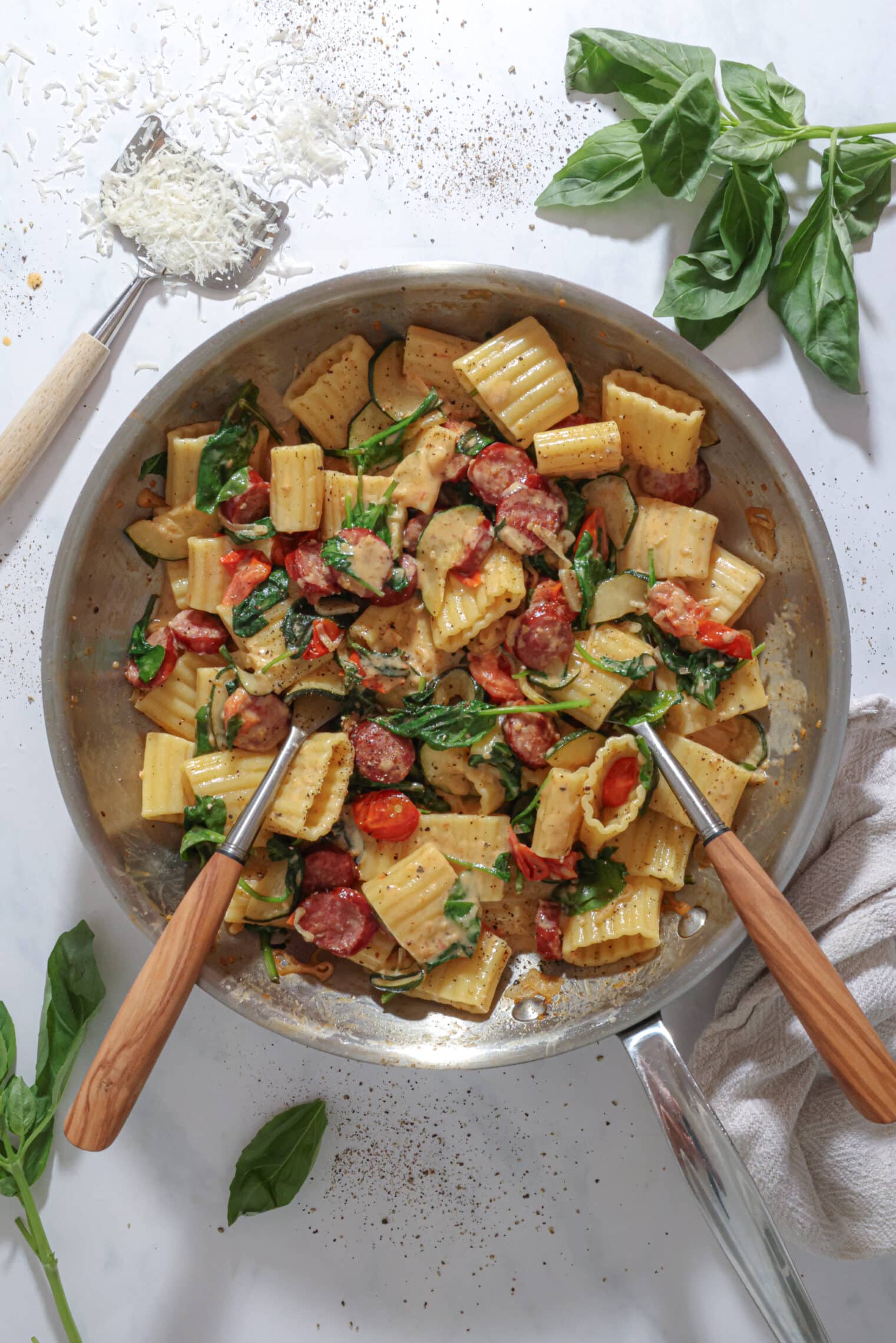 Sommerpasta med kålpølser, tomater og squash - Pasta med pølser