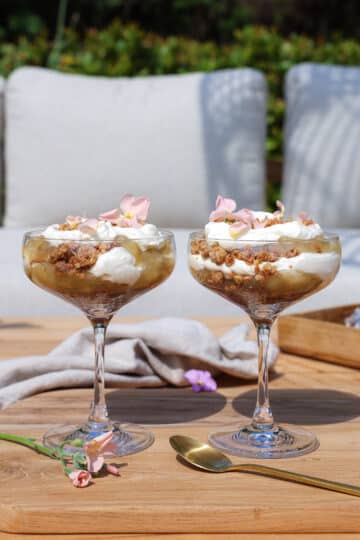 Æbletrifli med crumble og mascarpone – Nem dessert med æblegrød
