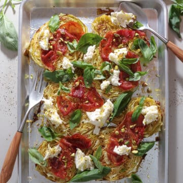 Bagt spidskål med sennep, serrano og mozzarella - Nemt tilbehør