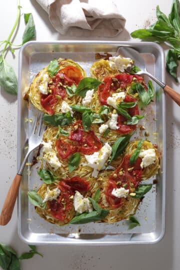 Bagt spidskål med sennep, serrano og mozzarella - Nemt tilbehør