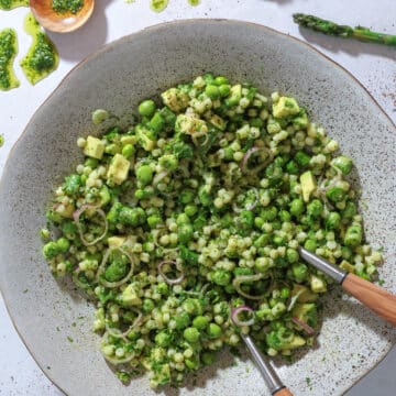 Grøn perlecouscoussalat med asparges, ærter og avocado