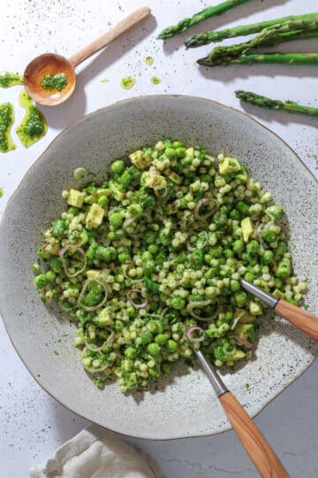 Grøn perlecouscoussalat med asparges, ærter og avocado