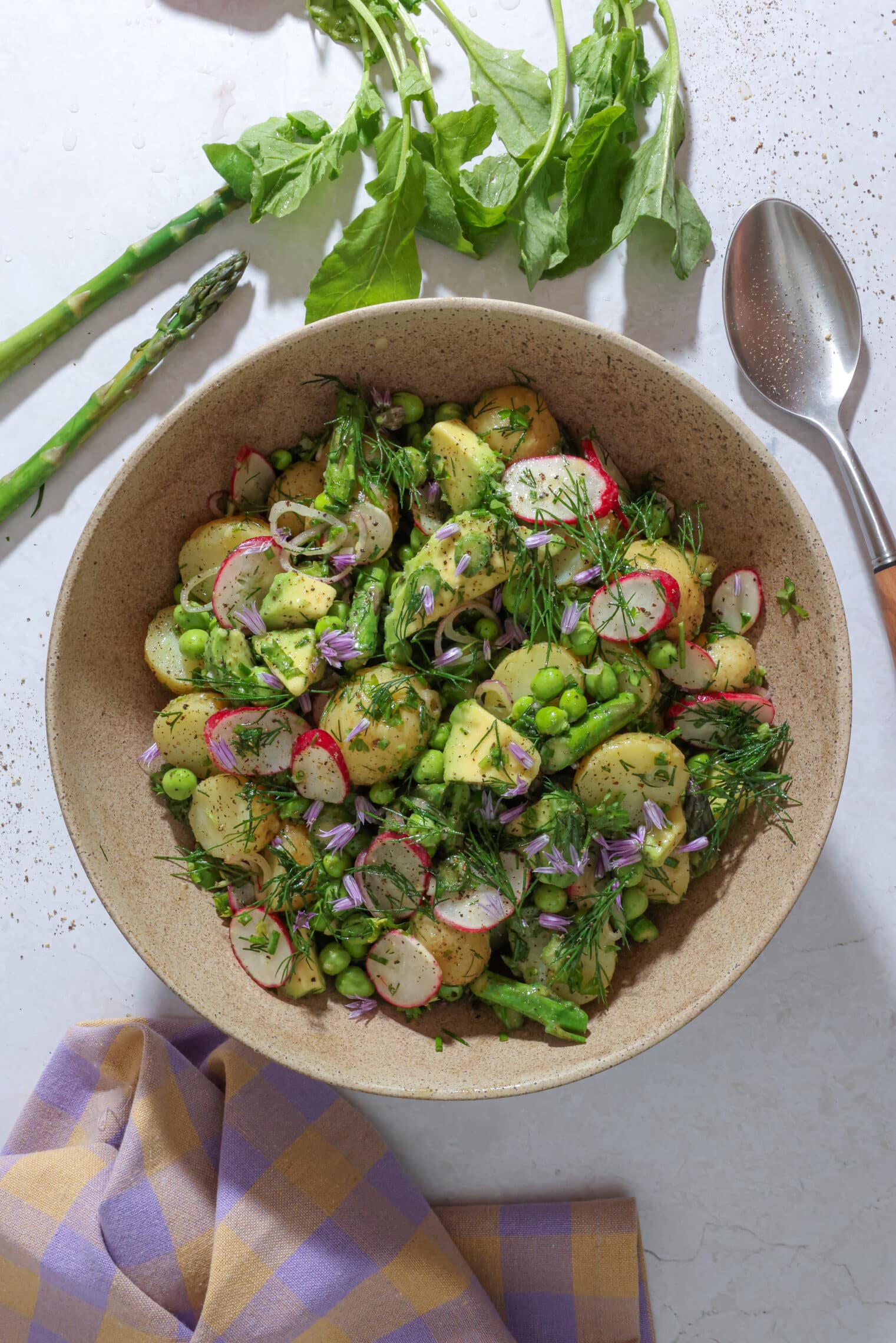 Kold kartoffelsalat med asparges, ærter og radiser – Sommersalat