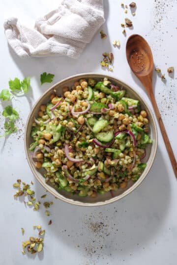 Salat med perlecouscous, kikærter og pistacie – Nem og mættende salat