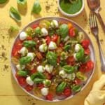 Tomatsalat med mini mozzarella og pesto – nem sommersalat