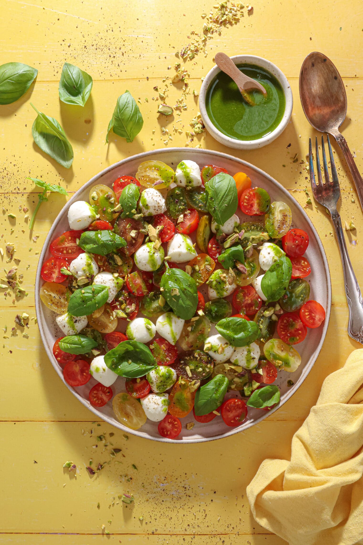 Tomatsalat med mini mozzarella og pesto – nem sommersalat