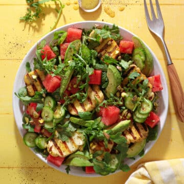 Grillet halloumi salat med vandmelon og avocado – Nem sommerfavorit