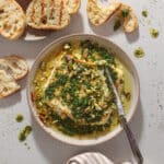 Grillet feta med græsk vinaigrette og pistacie - Nem tapas med feta