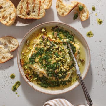 Grillet feta med græsk vinaigrette og pistacie - Nem tapas med feta