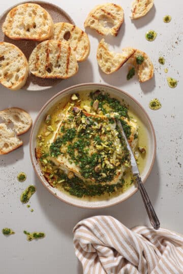 Grillet feta med græsk vinaigrette og pistacie - Nem tapas med feta