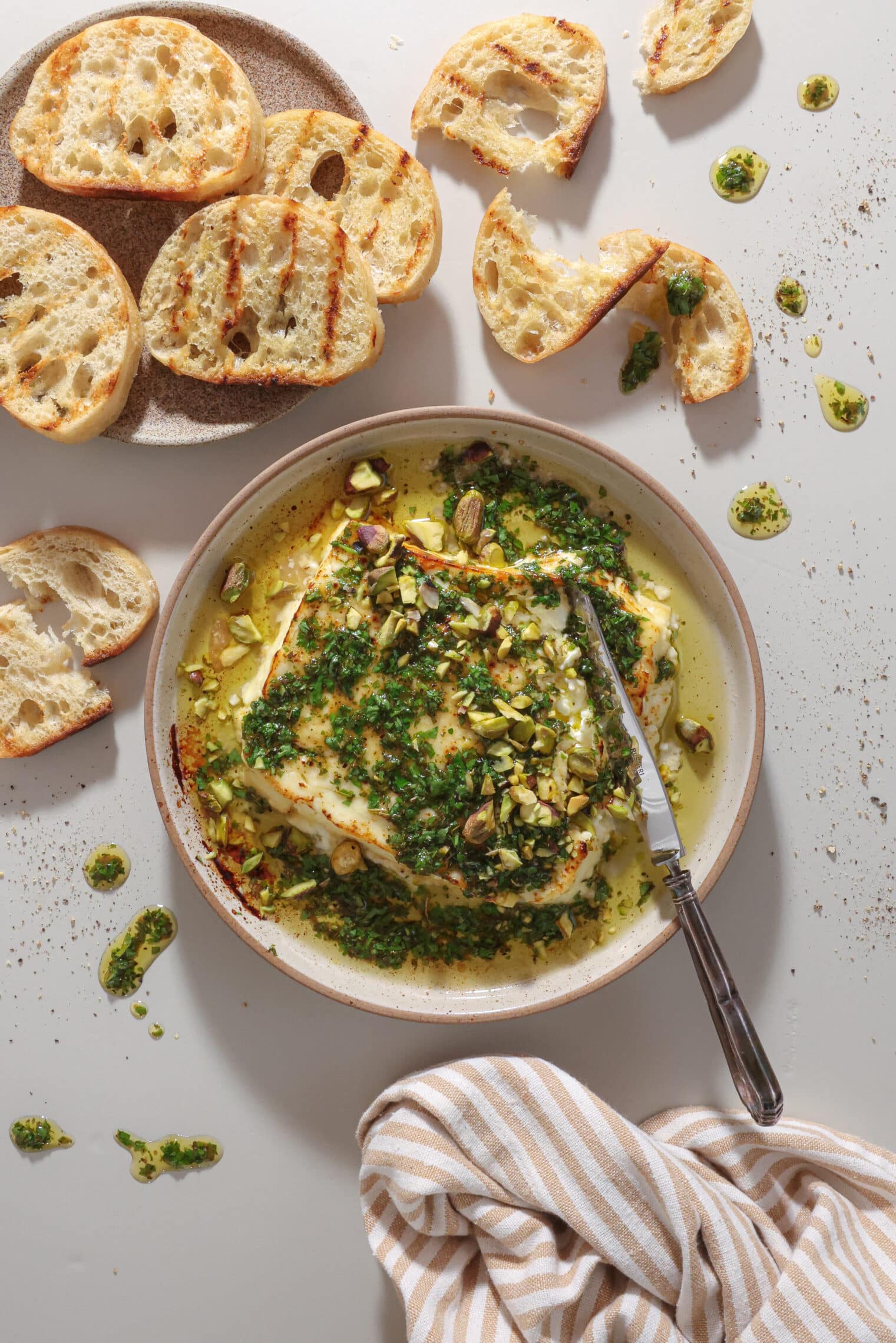Grillet feta med græsk vinaigrette og pistacie - Nem tapas med feta