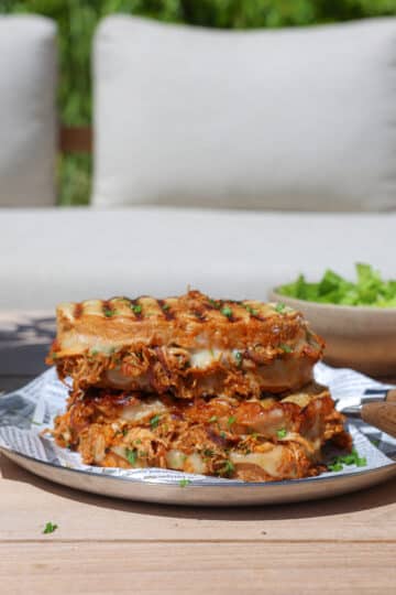 Grillet pulled chicken sandwich med ost og barbecue – Nem opskrift