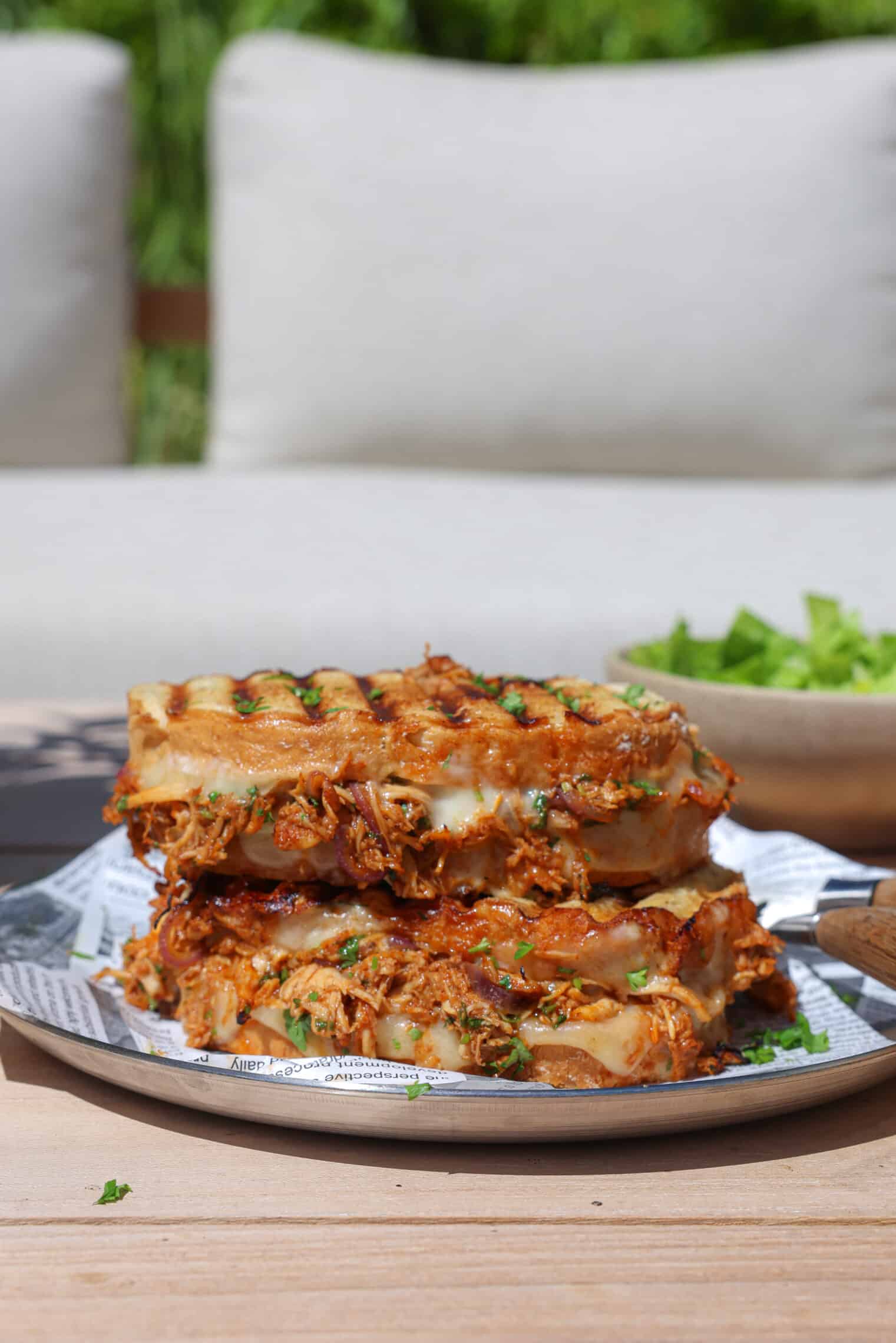 Grillet pulled chicken sandwich med ost og barbecue – Nem opskrift