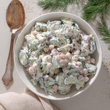 Kikærtesalat a la tzatziki - Cremet agurkesalat med kikærter