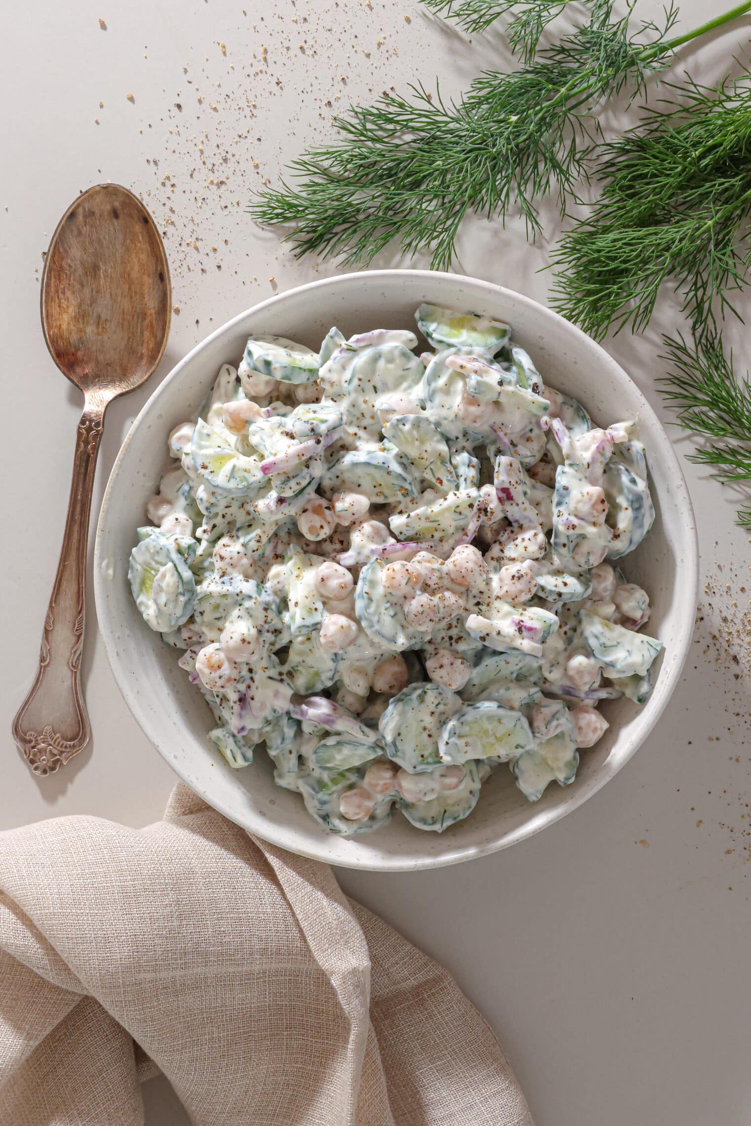 Kikærtesalat a la tzatziki - Cremet agurkesalat med kikærter