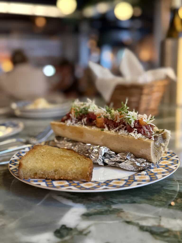 Bankpaladset Helsingborg Frisk baguette med fyld og sprød brødskive på en farverig tallerken.