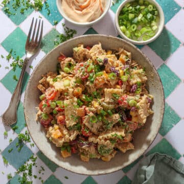 Pastasalat med pulled chicken og bbq dressing - Nem måltidssalat